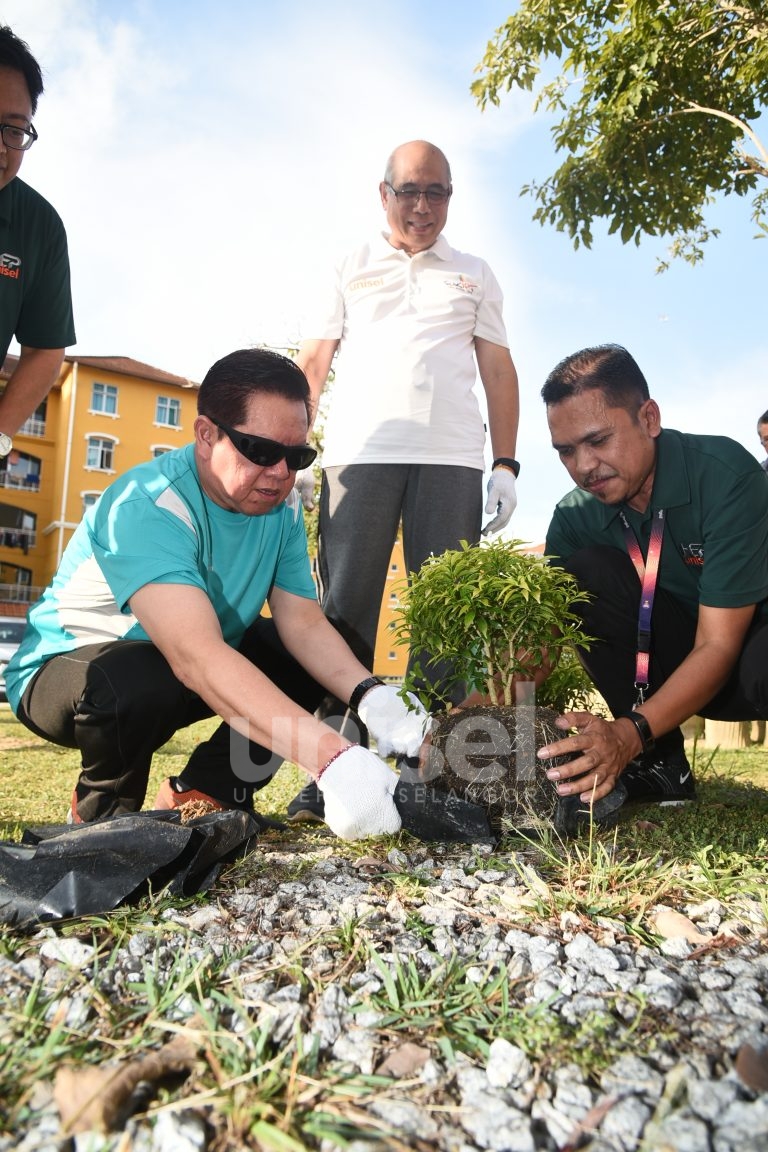 Pelajar Dan Kakitangan Sertai Gotong Royong Di Kolej Kediaman Bestari